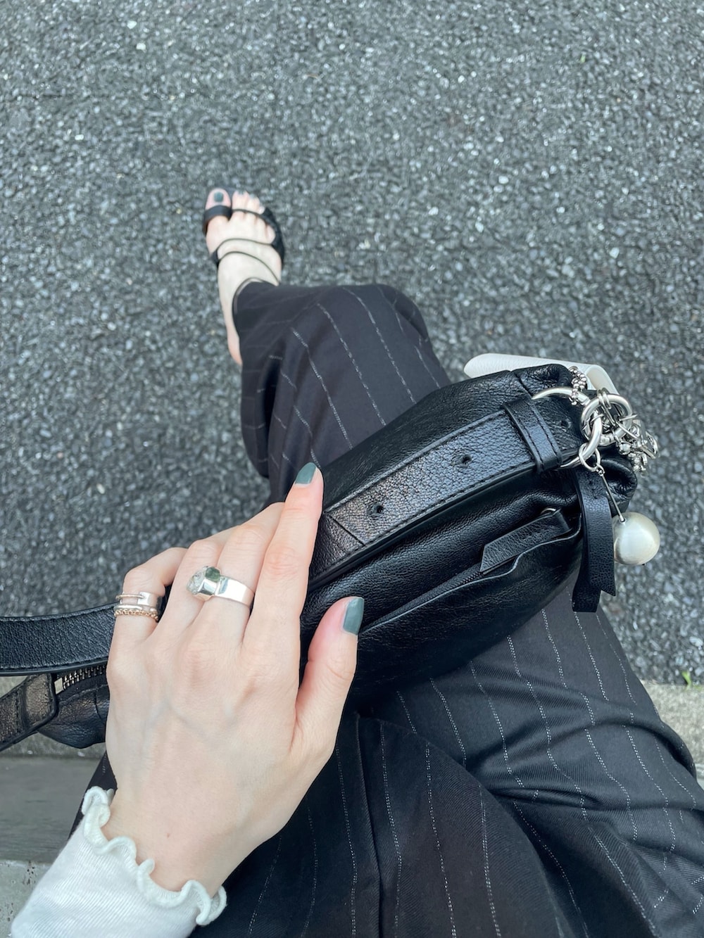 「モノトーン、サングラス、ショルダーバッグ、サンダル、休日スタイル、きれいめカジュアル、オトナ女子、オールインワン、ピンストライプ、イアパピヨネ、ear PAPILLONNER」｜「ear PAPILLONNERの袖メロウカットソー【SUM1 STYLE(スミスタイル)】（Tシャツ/カットソー、グレー系）」を使った、ear_yamadaさん（レディース・159cm）の春コーディネートの4枚目の写真