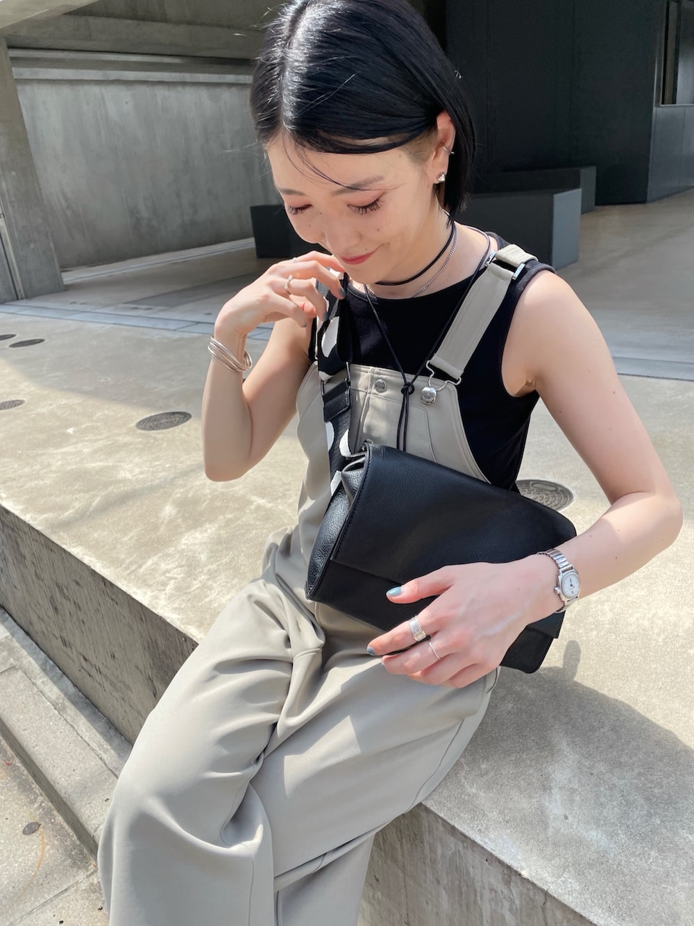 「レイヤードスタイル、お出かけコーデ、イアパピヨネ、ear PAPILLONNER、アツいコーデ全部見せ、夏コーデ、スポーツミックス、モノトーン、サンダル、韓国ファッション、ショルダーバッグ、ボディバッグ、旅行コーデ、アニマル」｜「ear PAPILLONNERの《本革/ユニセックス》柄ワイドテープショルダーバッグ/ボディバッグ（ショルダーバッグ、ブラック系）」を使った、ear_yamadaさん（レディース・159cm）の夏コーディネートの2枚目の写真