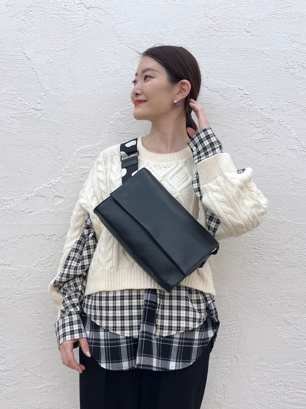 「スウェットパンツ、冬コーデ、モノトーン、レイヤードスタイル、シンプルコーデ、ボディバッグ、ear PAPILLONNER、スクエアバッグ、イアパピヨネ、チェック柄に恋してる、チェック柄、ケーブル編み、ブーツ、チェックシャツ、センタープレスパンツ」｜「ear PAPILLONNERの【SUM1 STYLE】(WEB限定カラー：グリーン)センターラインカラーパンツ（スラックス、ブラック系）」を使った、ear_yamadaさん（レディース・159cm）の秋コーディネートの4枚目の写真