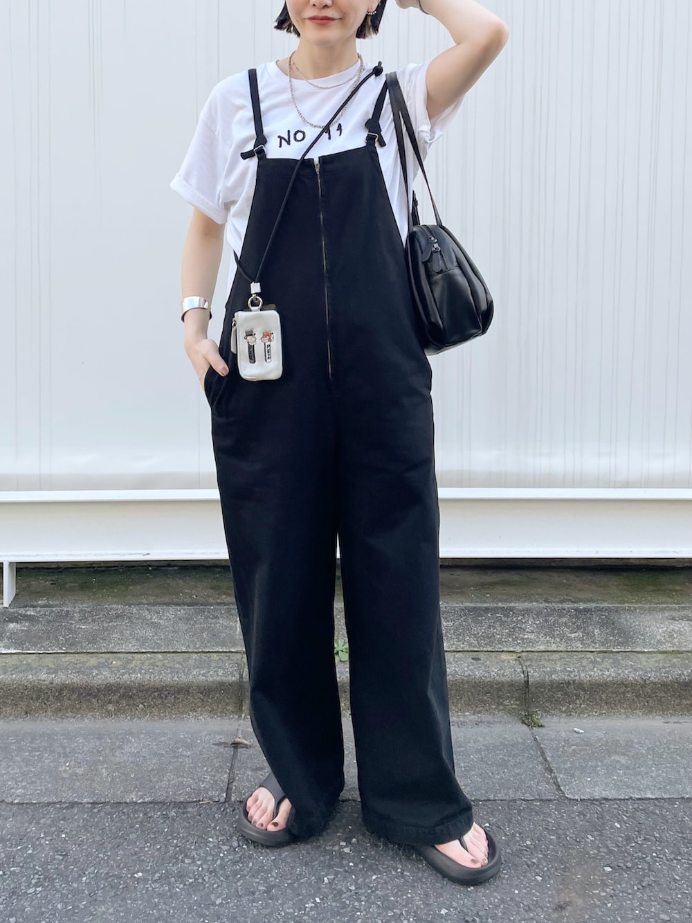 「夏コーデ、夏だ！Tシャツ着よう！、レイヤードスタイル、サングラス、スポーツミックス、サンダル、韓国ファッション、厚底シューズ、きれいめカジュアル、お出かけコーデ、イアパピヨネ、ear PAPILLONNER、オールインワン、Tシャツ、モノトーンコーデ」｜「ear PAPILLONNERの【PEZ(ペッツ) ×ear】牛革モバイルストラップショルダー（その他小物、ブラック系）」を使った、ear_yamadaさん（レディース・159cm）の夏コーディネートの2枚目の写真