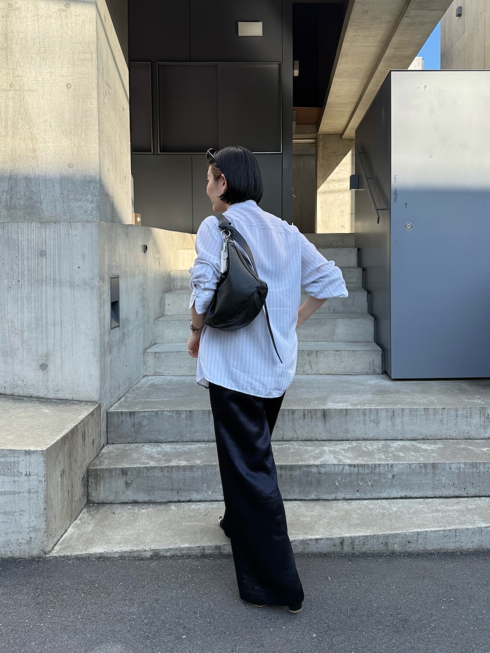 「サングラス、ワイドパンツ、サンダル、韓国ファッション、最近のいい感じコーデ、ストライプシャツ、春夏コーデ、シンプルコーデ、きれいめカジュアル、お出かけコーデ、シャツスタイル、ショルダーバッグ、30代コーデ、イアパピヨネ、ear PAPILLONNER」｜「ear PAPILLONNERの《本革》スワロ―マチショルダーバッグ（ショルダーバッグ、ブラック系）」を使った、ear_yamadaさん（レディース・159cm）の春コーディネートの3枚目の写真