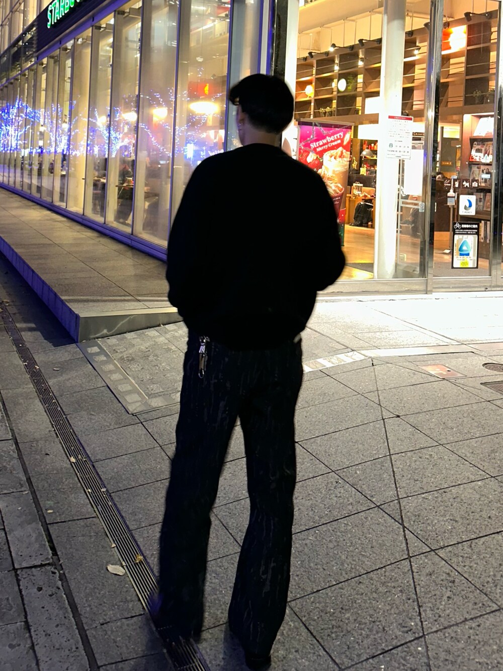 ブラック系のニット/セーター、ブラック系のデニムパンツ、ブラック系のローファーを着用したメンズの秋コーディネートの3枚目の写真