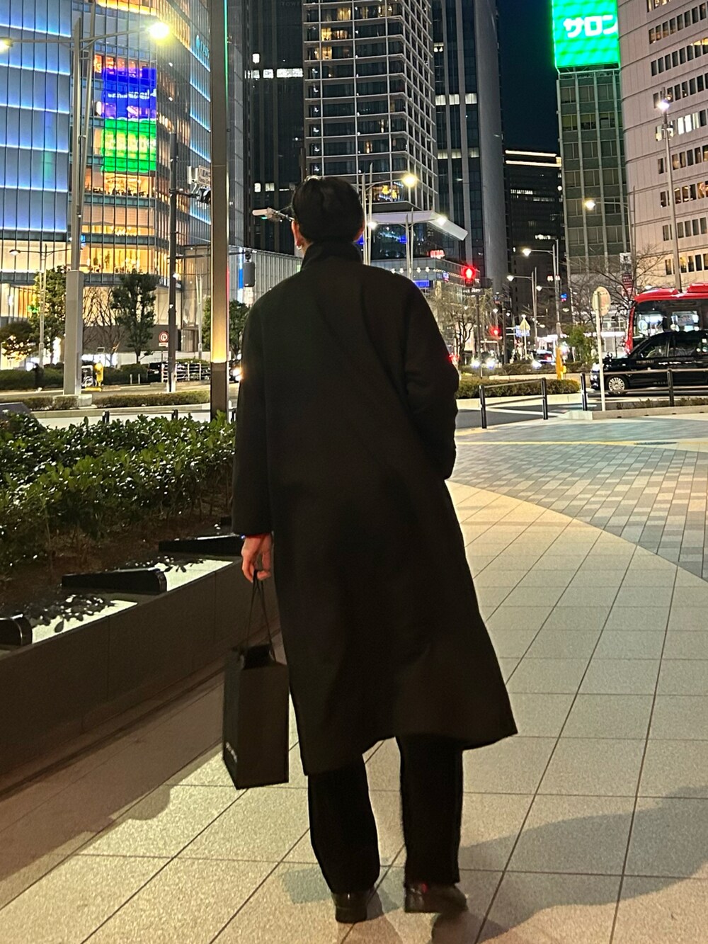 ブラック系のパンツ、ブラック系のローファー、ブラック系のジャケット/アウターを着用したメンズの冬コーディネートの3枚目の写真