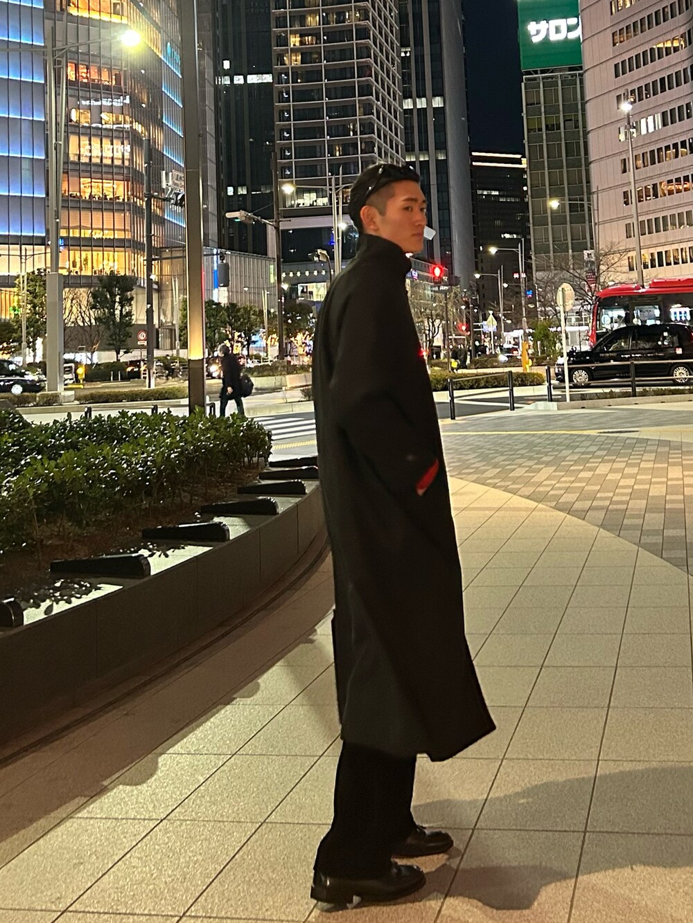 ブラック系のパンツ、ブラック系のローファー、ブラック系のジャケット/アウターを着用したメンズの冬コーディネートの2枚目の写真