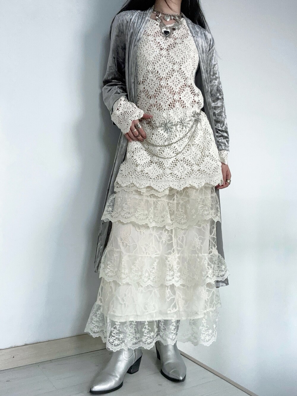 ホワイト系のカーディガン/ボレロを着用したレディースの春コーディネートの2枚目の写真