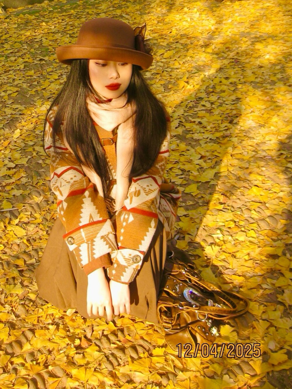 ベージュ系のマフラーを着用したレディースの冬コーディネートの2枚目の写真