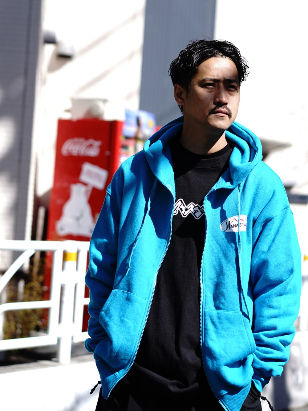 ブラック系のTシャツ/カットソー、ブルー系のパーカー、ブラック系のその他パンツを着用したメンズの春コーディネートの3枚目の写真