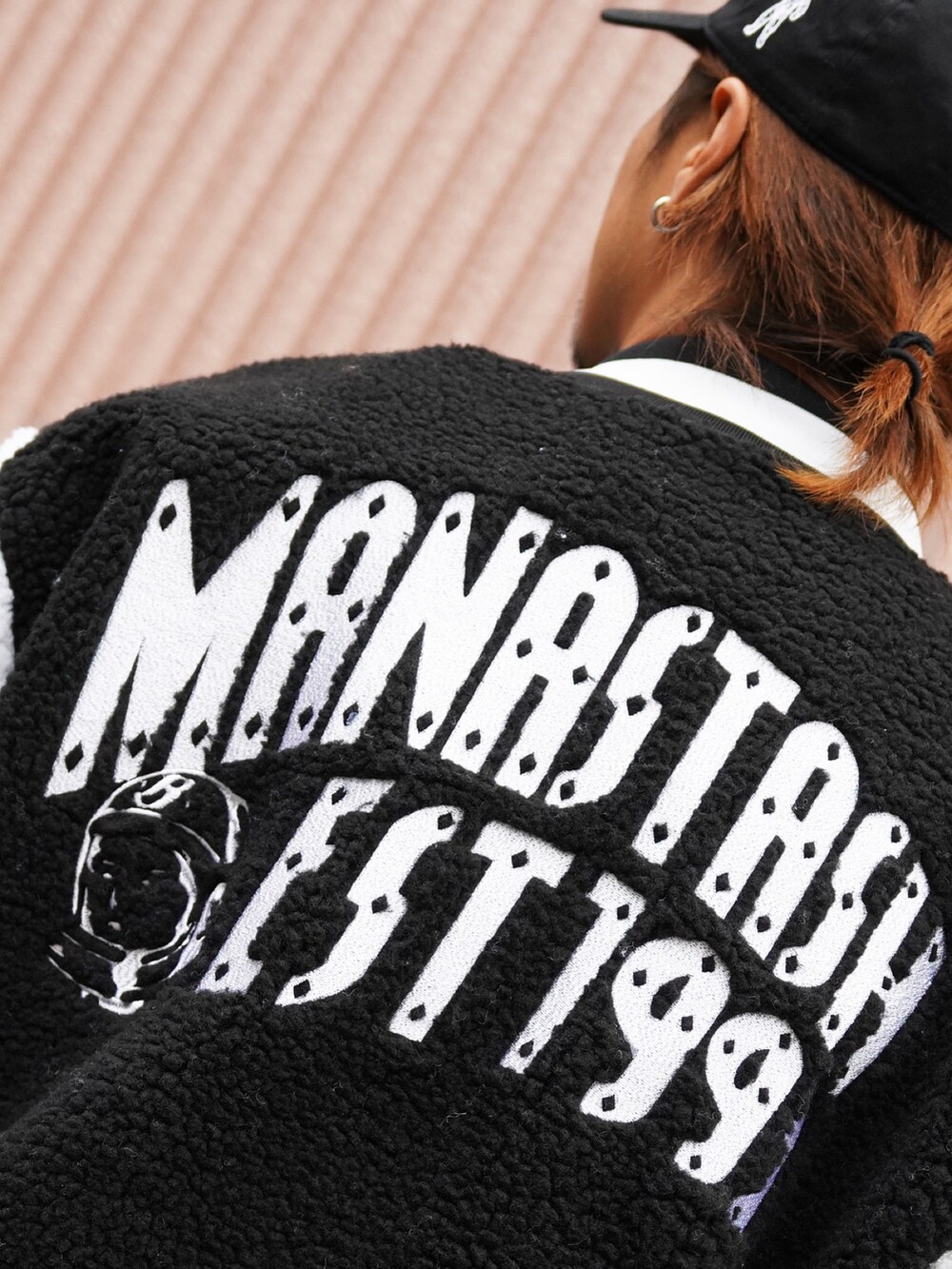 ブラック系のスタジャン、ブラウン系のスウェット、ブラック系のその他パンツを着用したメンズの秋コーディネートの9枚目の写真