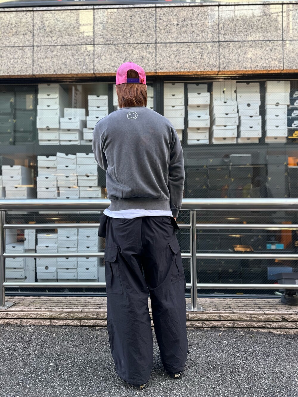 ブラック系のスウェット、グリーン系のカーゴパンツを着用したメンズの秋コーディネートの3枚目の写真