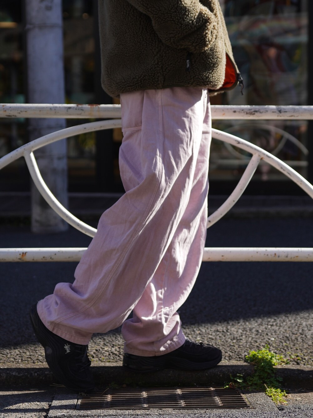 グリーン系のブルゾン、ブラック系のニット/セーターを着用したメンズの冬コーディネートの6枚目の写真