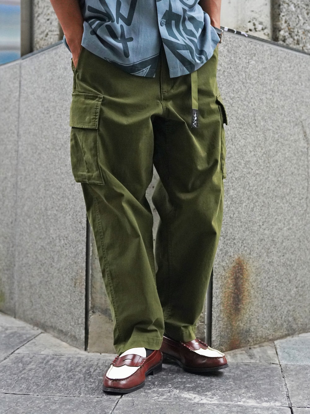 グレー系のシャツ/ブラウス、グリーン系のカーゴパンツを着用したメンズの春コーディネートの3枚目の写真