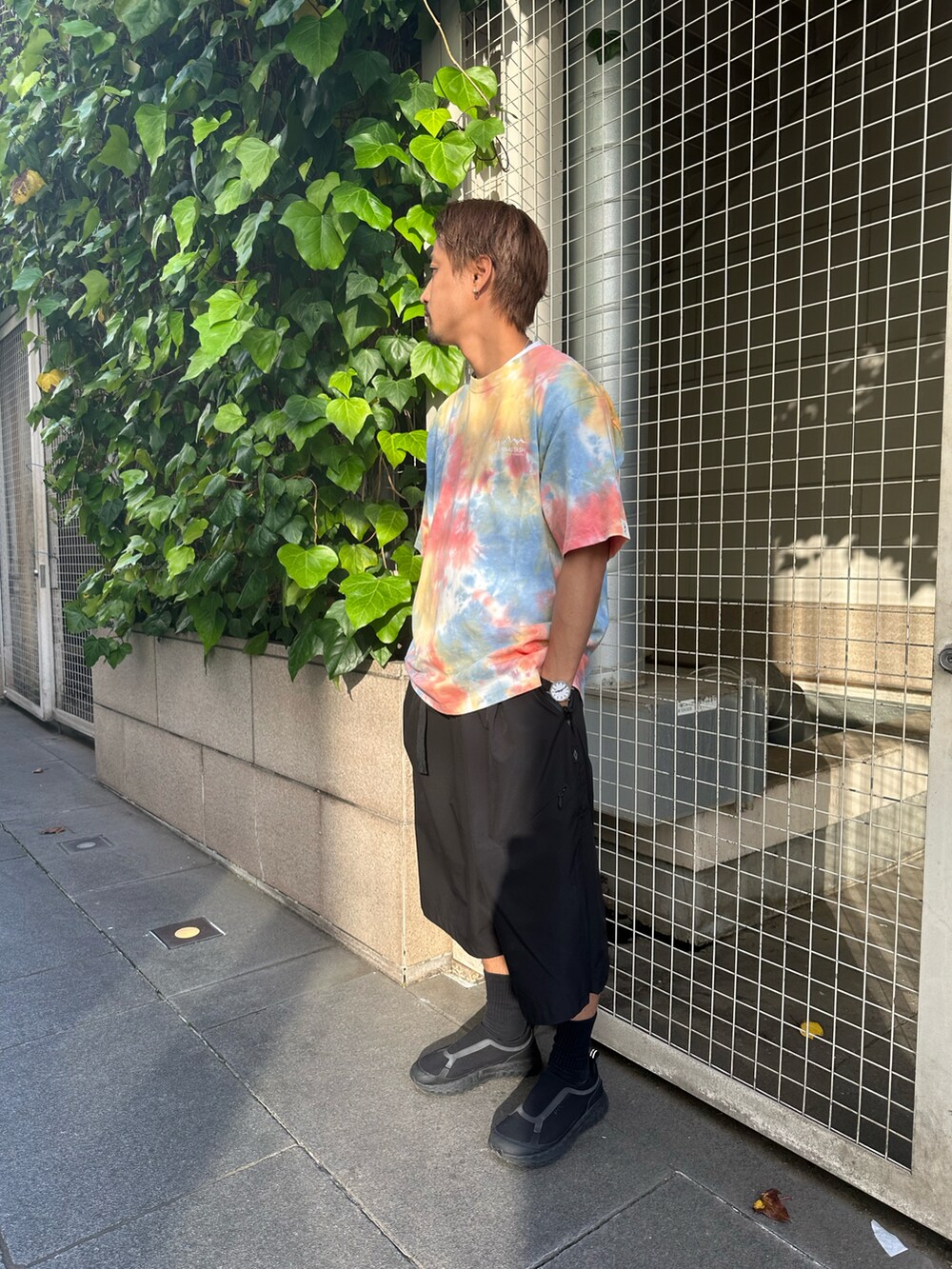 レッド系のTシャツ/カットソー、ブラック系のその他パンツを着用したメンズの春コーディネートの2枚目の写真