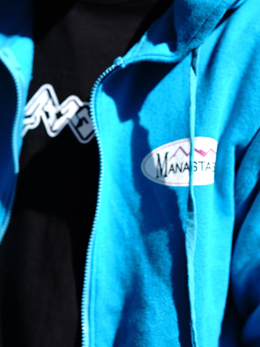 ブラック系のTシャツ/カットソー、ブルー系のパーカー、ブラック系のその他パンツを着用したメンズの春コーディネートの4枚目の写真