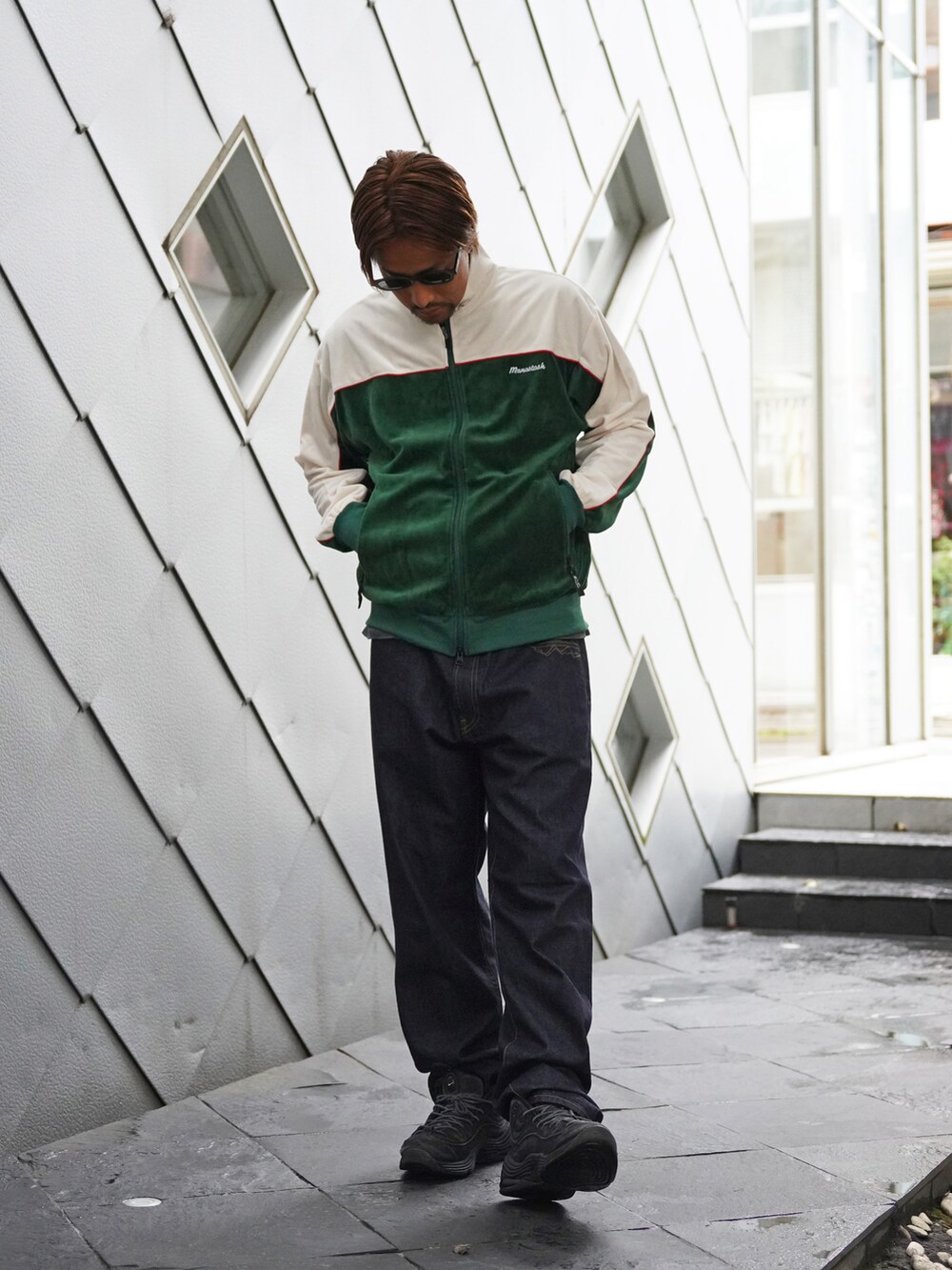 グリーン系のブルゾン、ブルー系のデニムパンツを着用したメンズの夏コーディネートの3枚目の写真