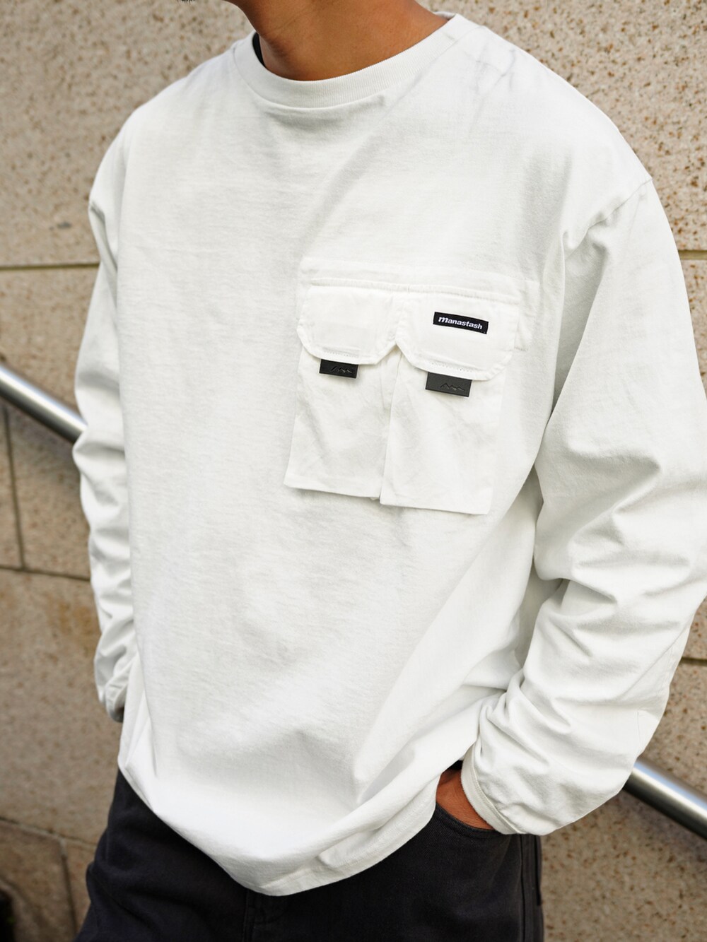 ブラック系のその他パンツ、ホワイト系のTシャツ/カットソーを着用したメンズの冬コーディネートの4枚目の写真