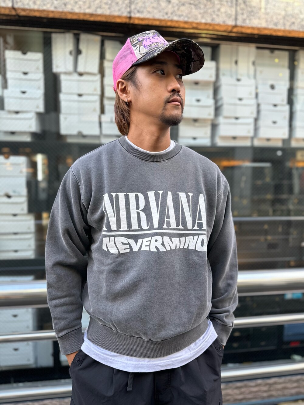 ブラック系のスウェット、グリーン系のカーゴパンツを着用したメンズの秋コーディネートの4枚目の写真