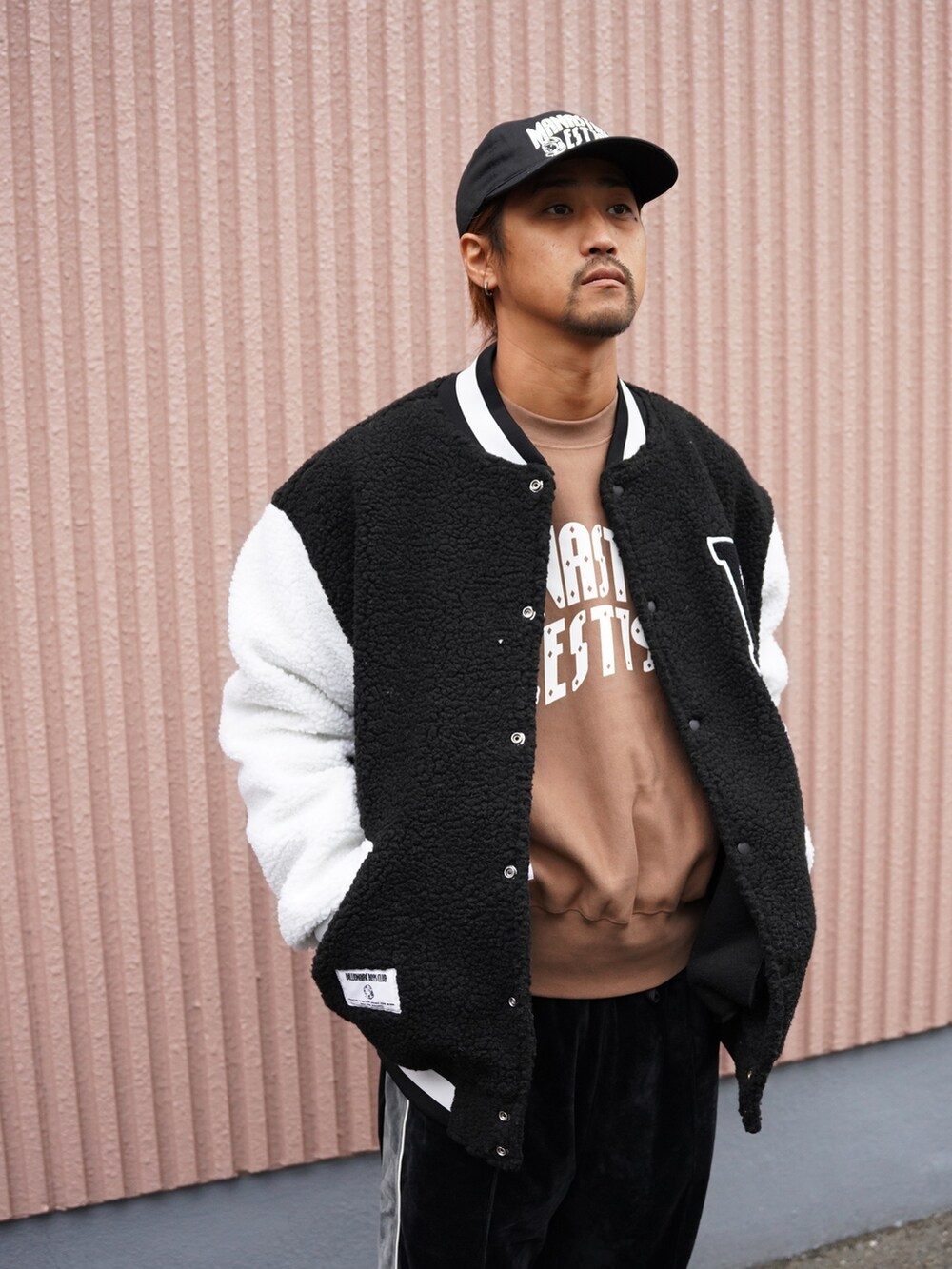 ブラック系のスタジャン、ブラウン系のスウェット、ブラック系のその他パンツを着用したメンズの秋コーディネートの4枚目の写真