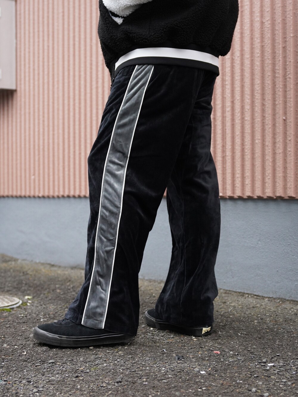 ブラック系のスタジャン、ブラウン系のスウェット、ブラック系のその他パンツを着用したメンズの秋コーディネートの6枚目の写真