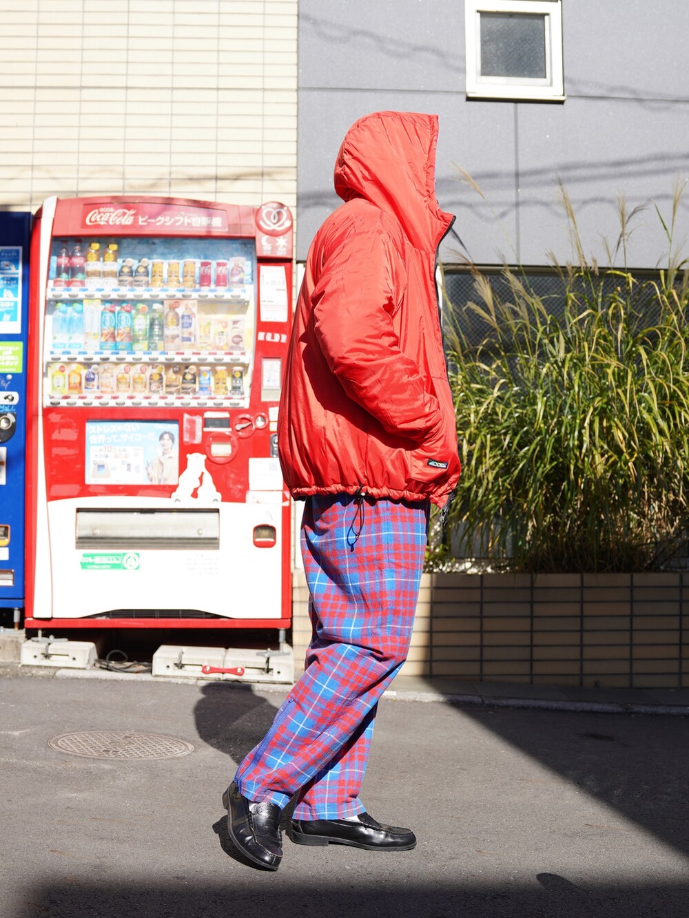 ブルー系のブルゾン、グレー系のカーディガン/ボレロ、レッド系のその他パンツを着用したメンズの冬コーディネートの8枚目の写真