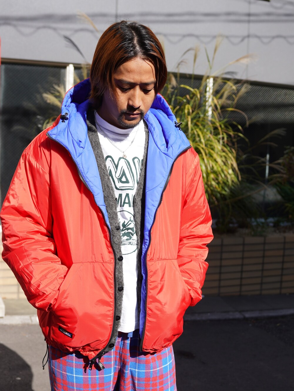 ブルー系のブルゾン、グレー系のカーディガン/ボレロ、レッド系のその他パンツを着用したメンズの冬コーディネートの2枚目の写真