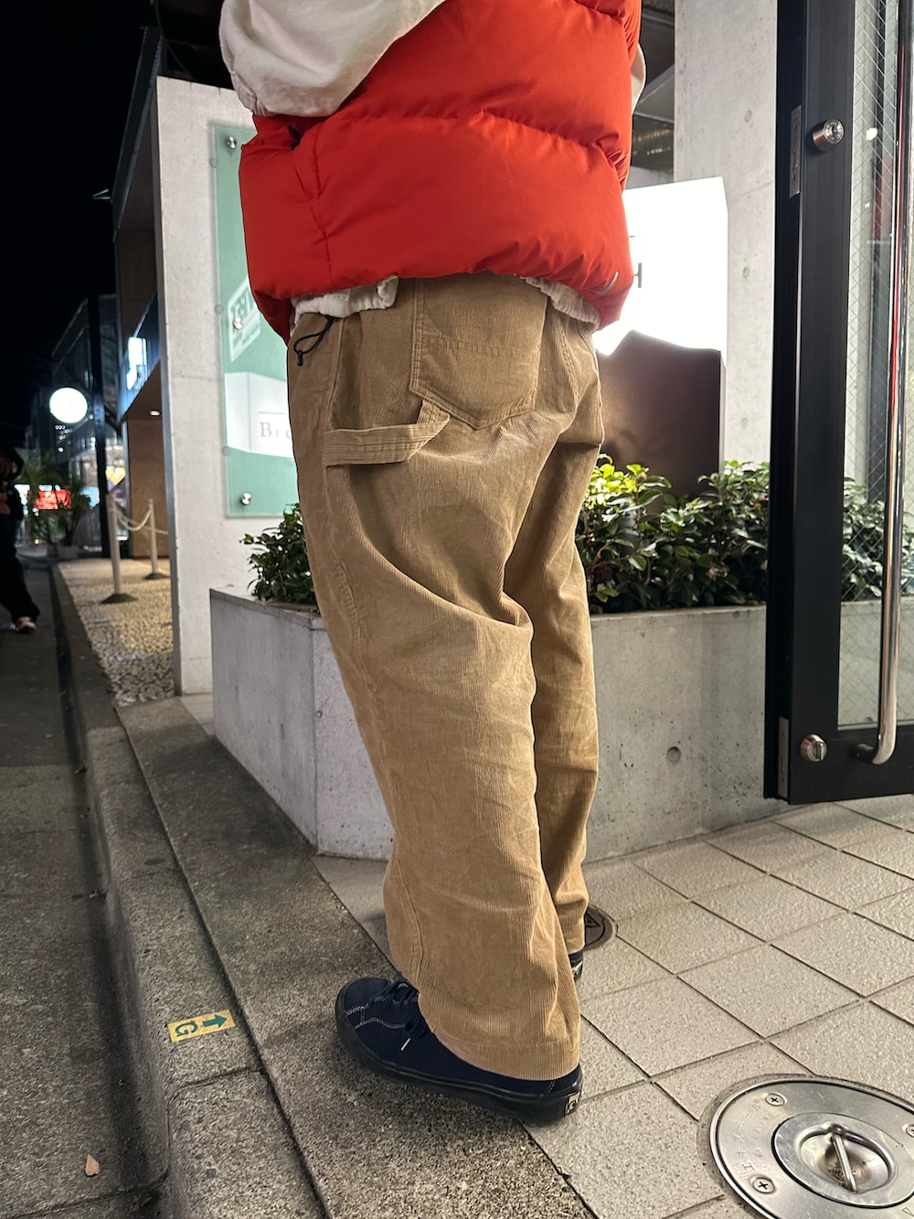 ベージュ系のその他パンツ、グリーン系のダウンベスト、ベージュ系のブルゾンを着用したメンズの冬コーディネートの4枚目の写真
