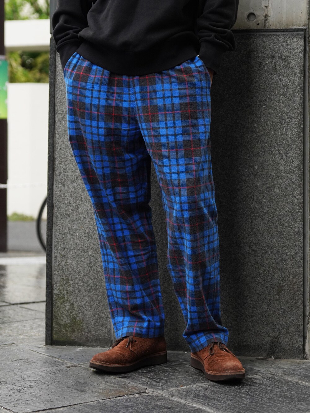 ブラック系のスウェット、ブルー系のその他パンツ、ブラック系のショルダーバッグを着用したメンズの秋コーディネートの4枚目の写真