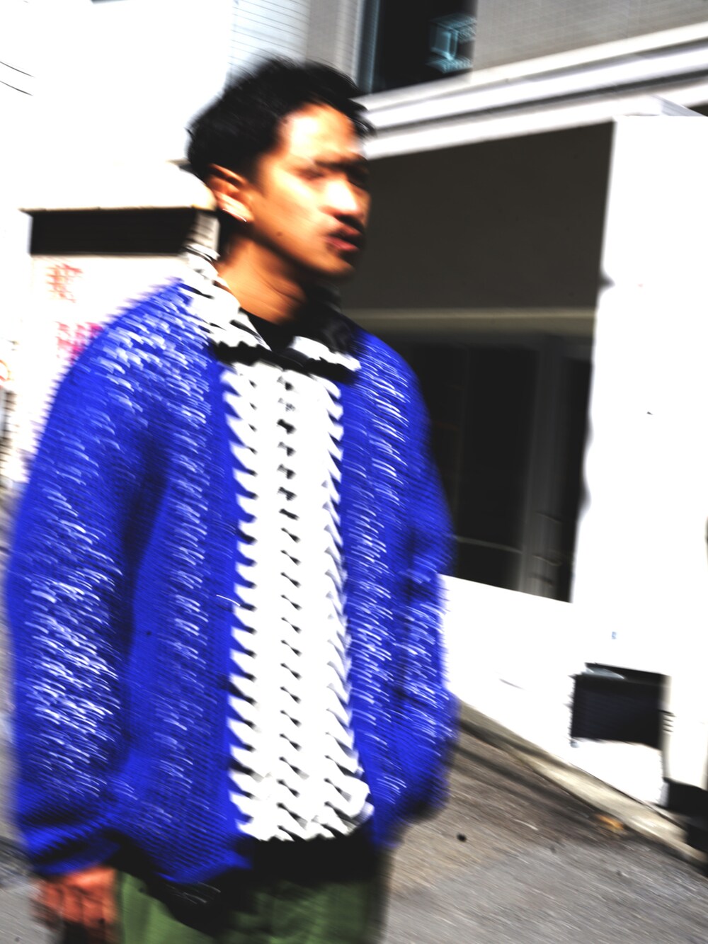 ブルー系のTシャツ/カットソー、ブラック系のブルゾンを着用したメンズの春コーディネートの4枚目の写真