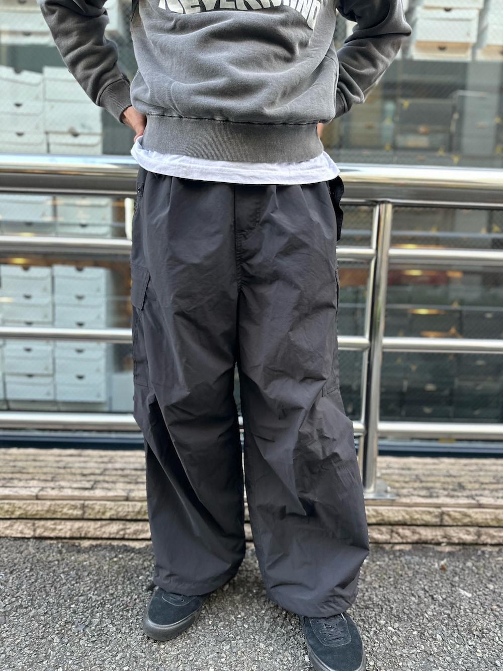 ブラック系のスウェット、グリーン系のカーゴパンツを着用したメンズの秋コーディネートの6枚目の写真