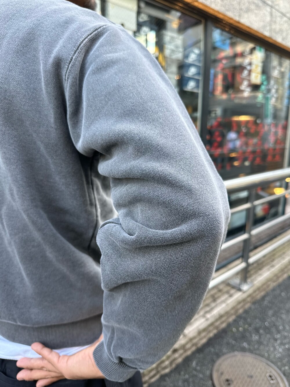 ブラック系のスウェット、グリーン系のカーゴパンツを着用したメンズの秋コーディネートの8枚目の写真