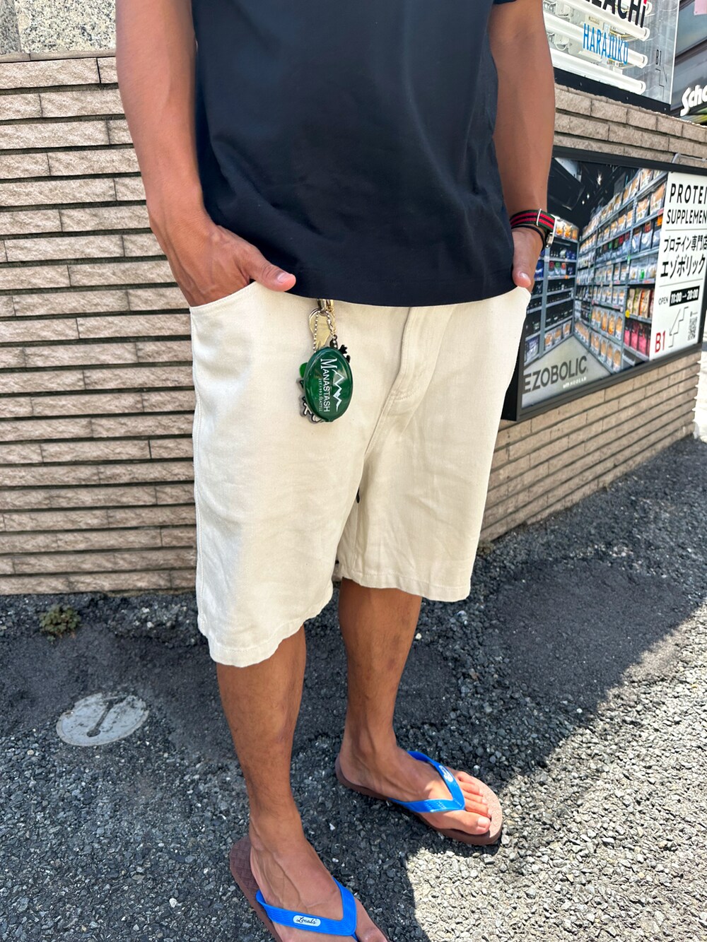 ホワイト系のTシャツ/カットソー、ベージュ系のその他パンツ、グリーン系のコインケースを着用したメンズの夏コーディネートの4枚目の写真