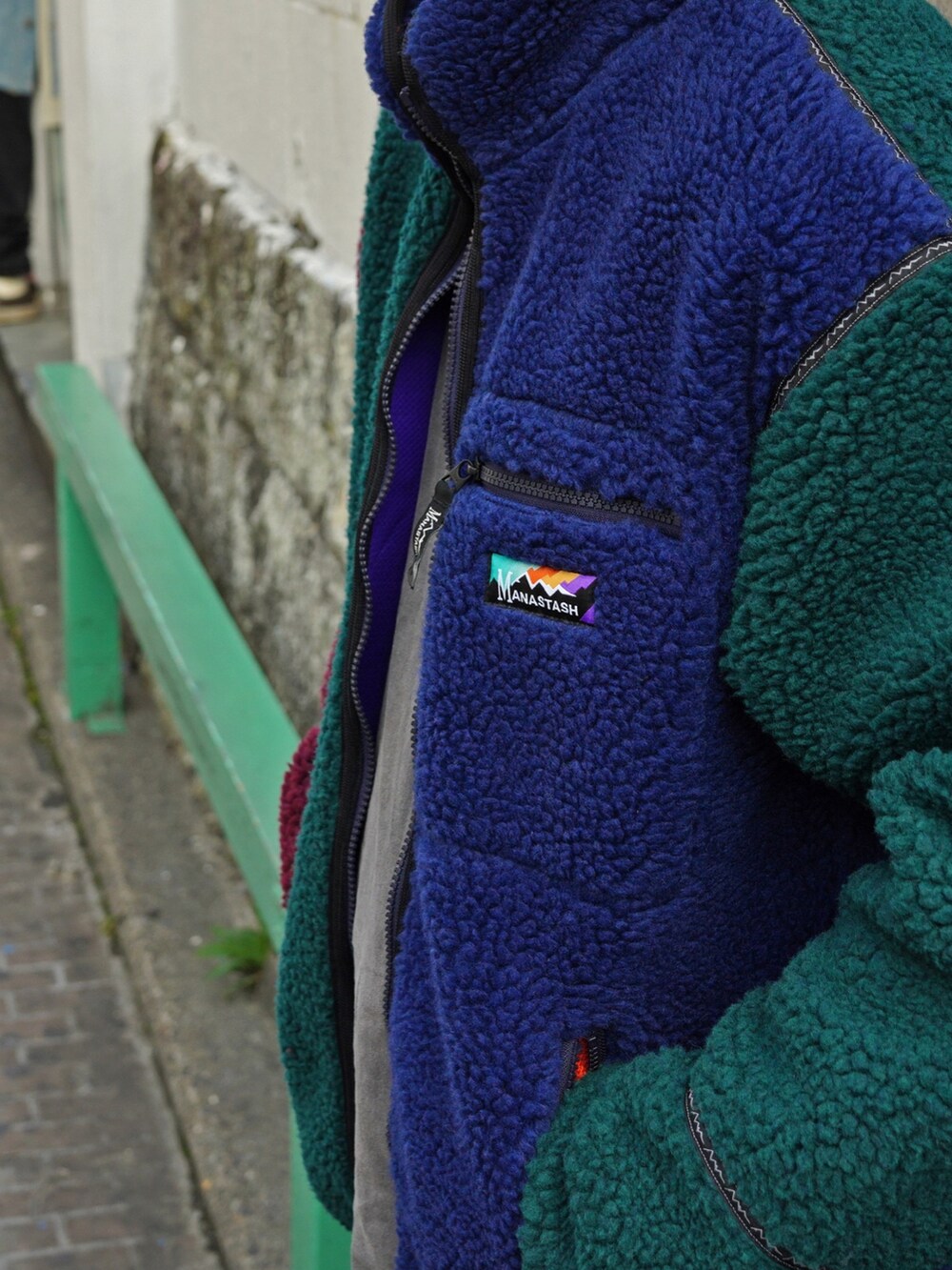 その他のブルゾン、ブラック系のカーゴパンツ、グレー系のTシャツ/カットソーを着用したメンズの秋コーディネートの3枚目の写真
