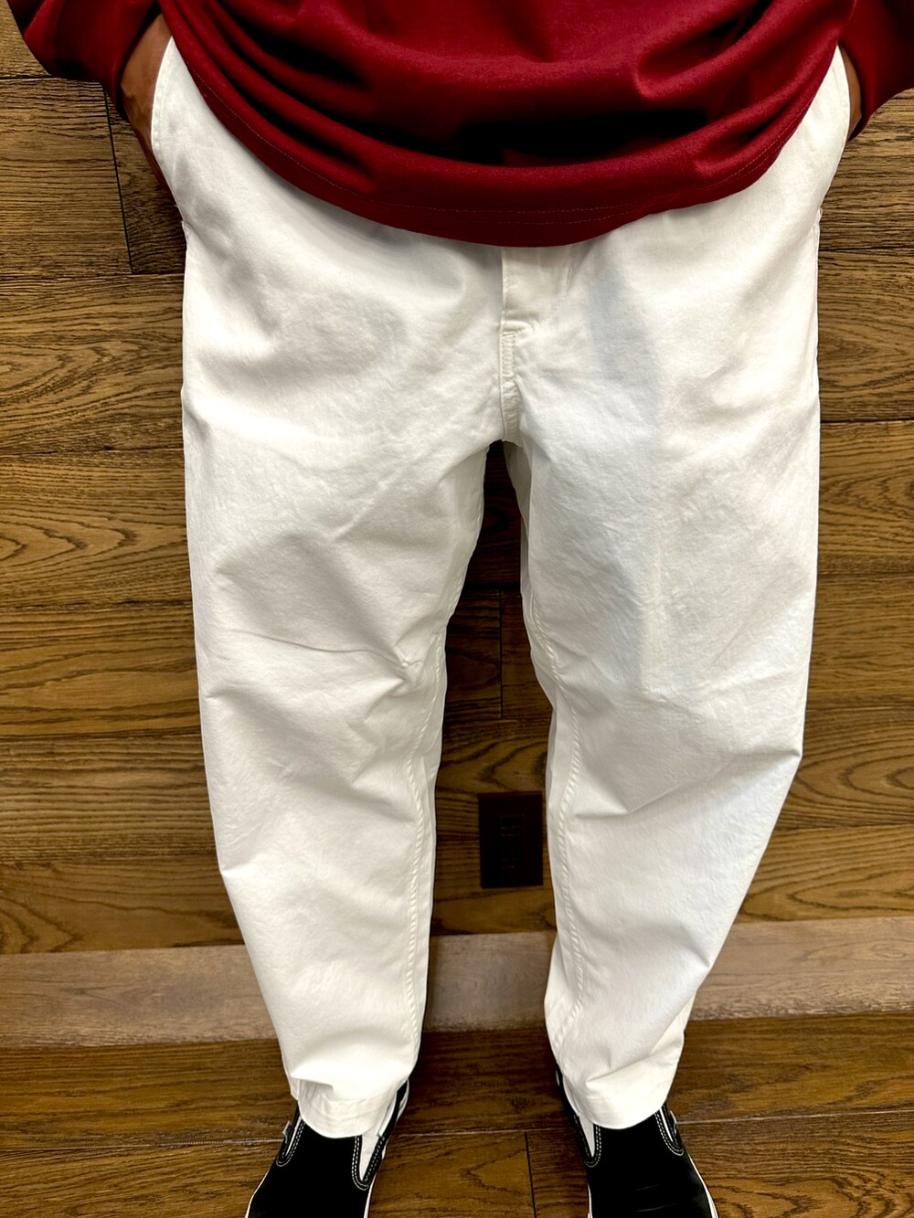 ホワイト系のその他パンツ、レッド系のTシャツ/カットソー、グリーン系のショルダーバッグを着用したメンズの夏コーディネートの4枚目の写真