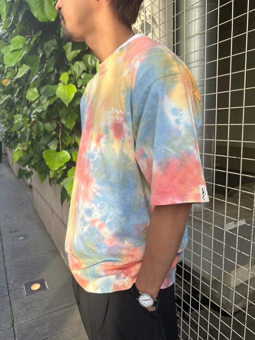 レッド系のTシャツ/カットソー、ブラック系のその他パンツを着用したメンズの春コーディネートの3枚目の写真