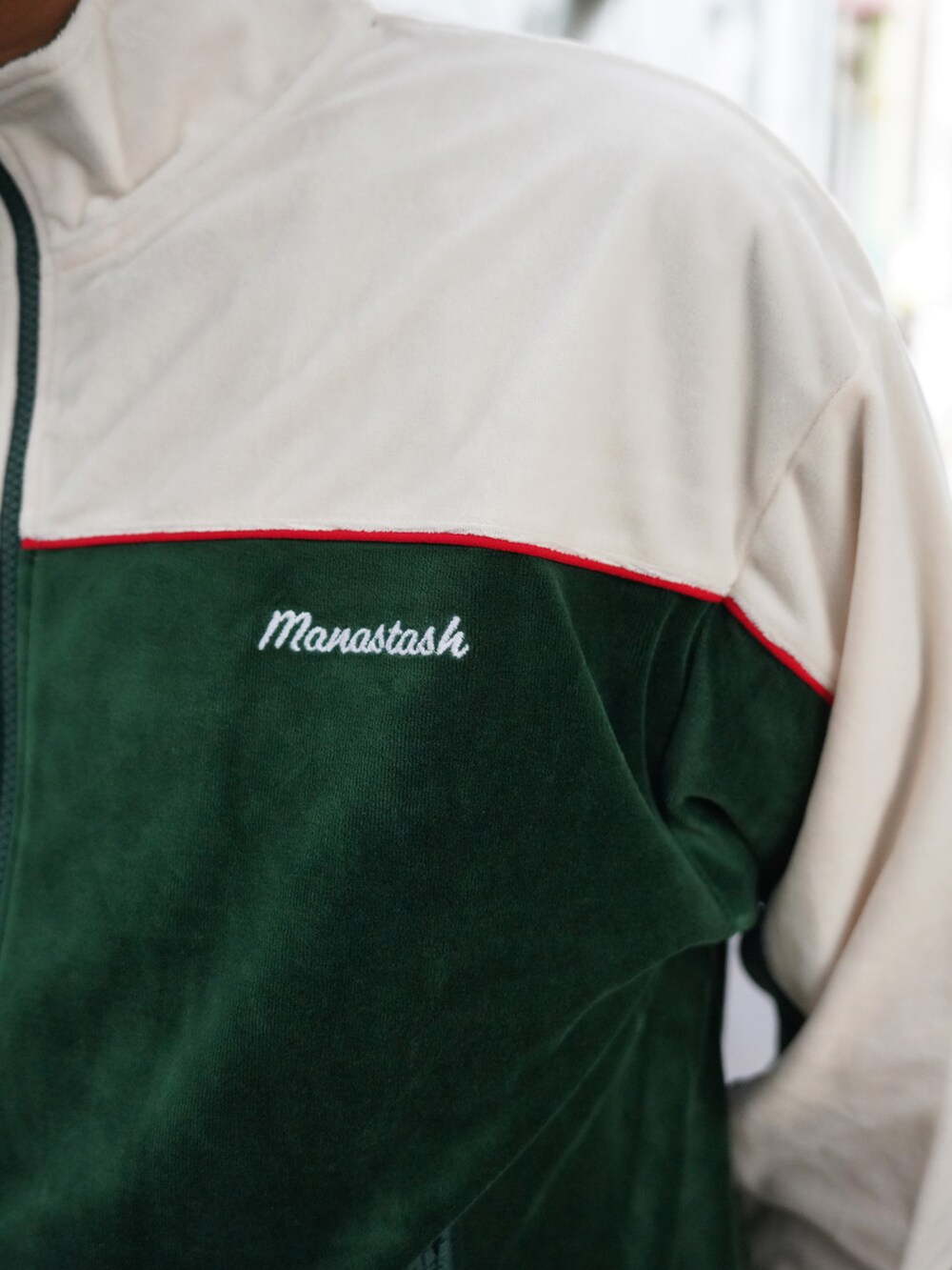 グリーン系のブルゾン、ブルー系のデニムパンツを着用したメンズの夏コーディネートの5枚目の写真