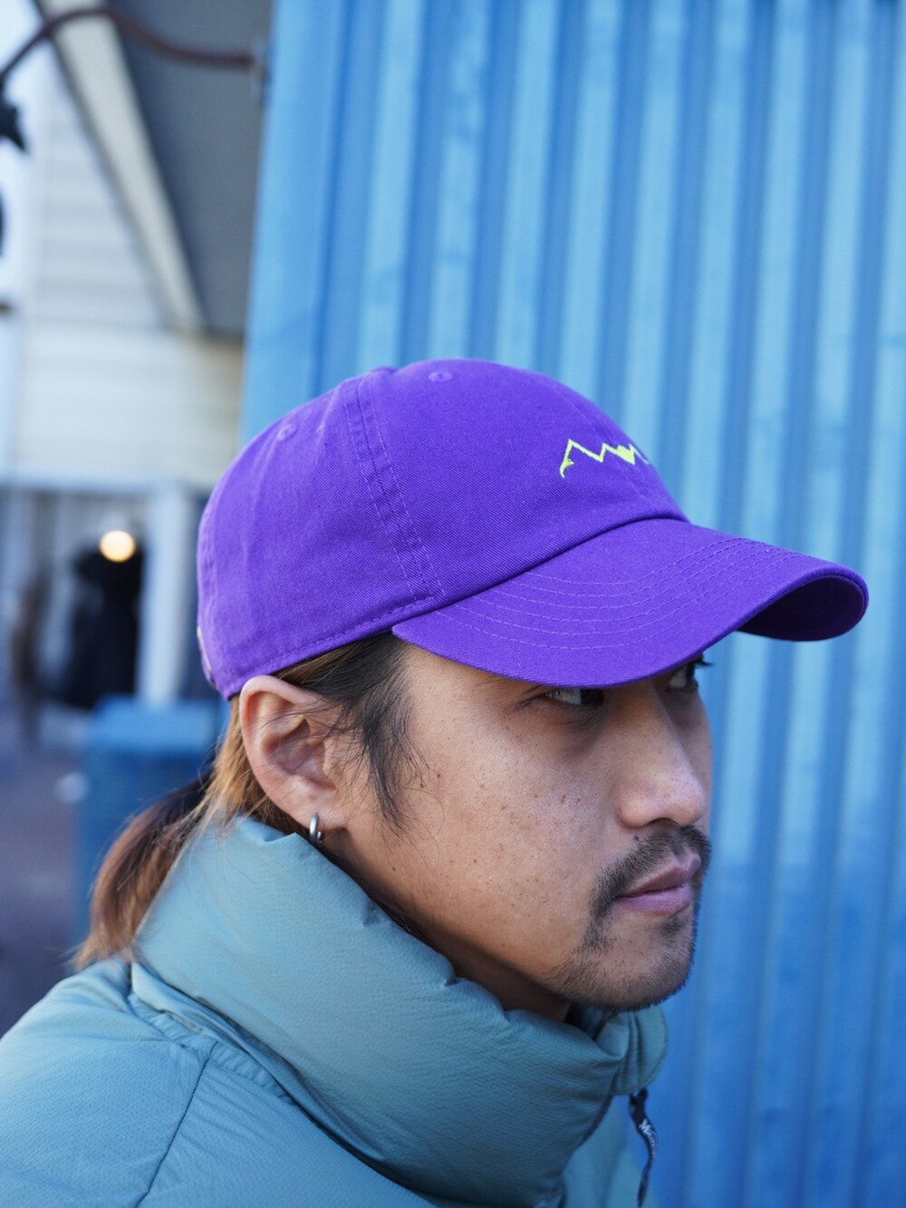 グレー系のスウェットパンツ、グリーン系のダウンベスト、ブラック系のブルゾンを着用したメンズの冬コーディネートの10枚目の写真