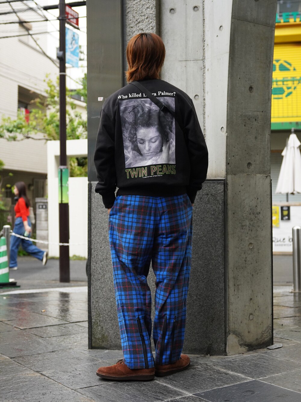 ブラック系のスウェット、ブルー系のその他パンツ、ブラック系のショルダーバッグを着用したメンズの秋コーディネートの2枚目の写真
