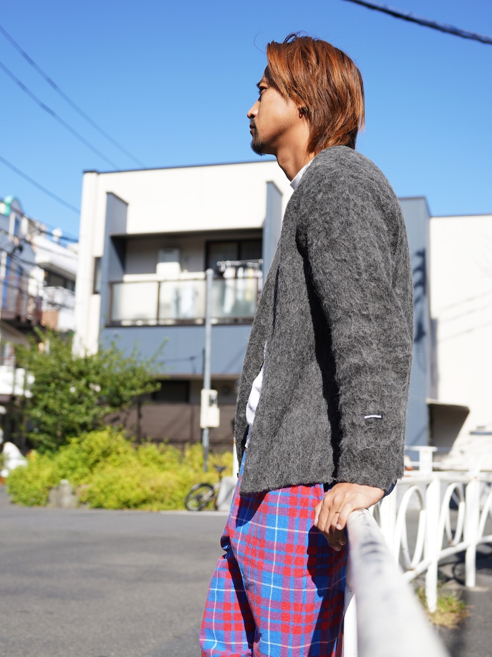 グレー系のカーディガン/ボレロ、レッド系のその他パンツを着用したメンズの秋コーディネートの4枚目の写真