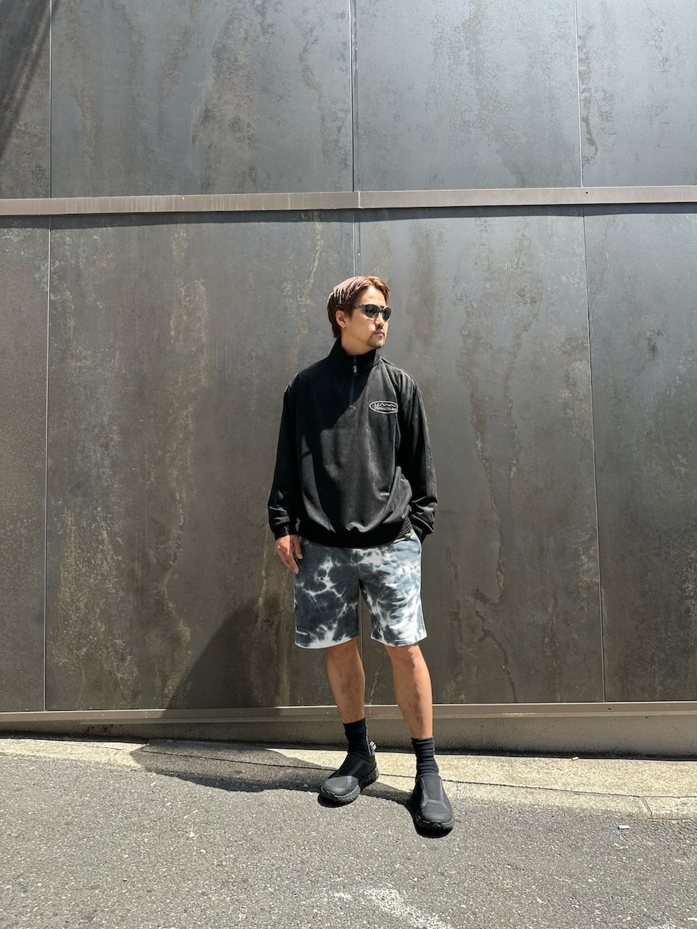 ブラック系のその他パンツ、ブラック系のスウェット、ブラック系のサングラスを着用したメンズの春コーディネートの2枚目の写真