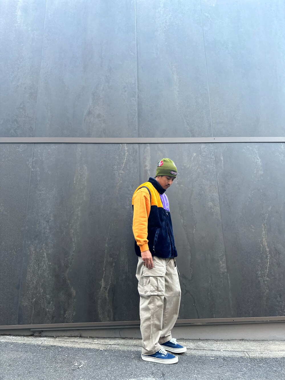 オレンジ系のスウェット、グレー系のカーゴパンツ、グリーン系のニットキャップ/ビーニーを着用したメンズの秋コーディネートの4枚目の写真