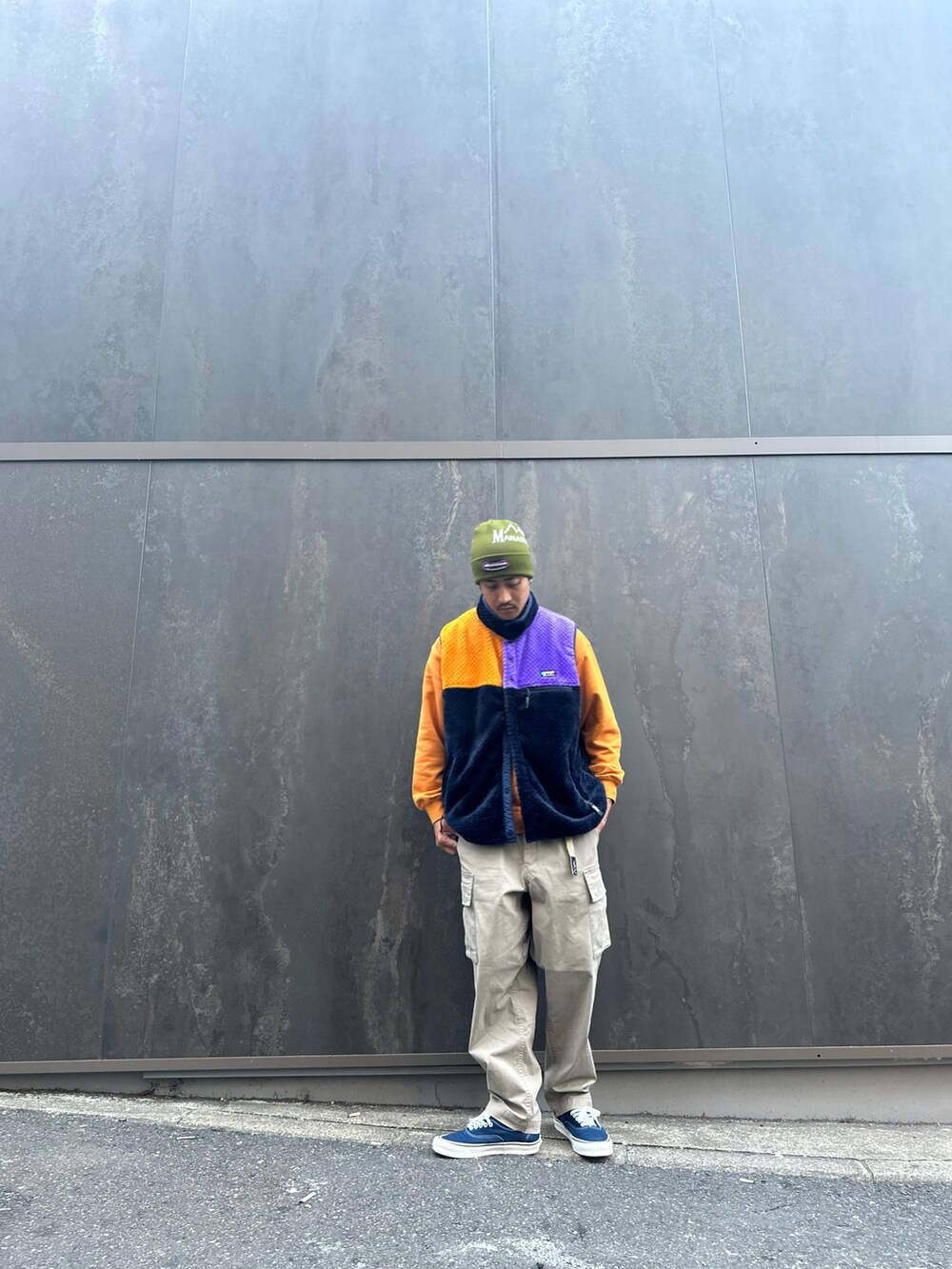 オレンジ系のスウェット、グレー系のカーゴパンツ、グリーン系のニットキャップ/ビーニーを着用したメンズの秋コーディネートの2枚目の写真
