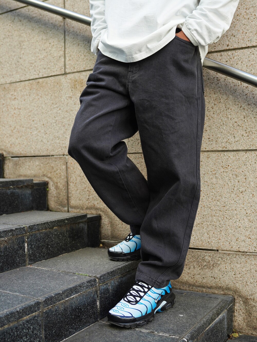 ブラック系のその他パンツ、ホワイト系のTシャツ/カットソーを着用したメンズの冬コーディネートの5枚目の写真