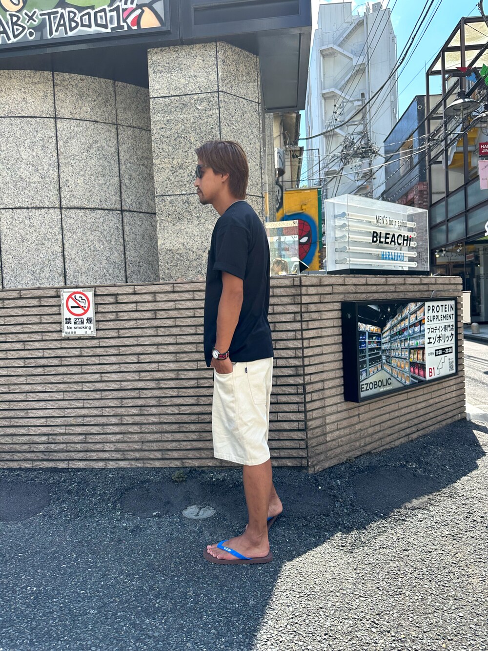 ホワイト系のTシャツ/カットソー、ベージュ系のその他パンツ、グリーン系のコインケースを着用したメンズの夏コーディネートの2枚目の写真