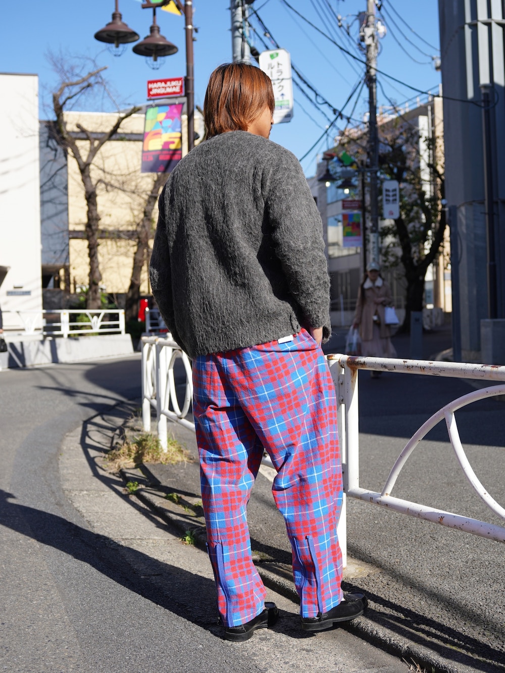 グレー系のカーディガン/ボレロ、レッド系のその他パンツを着用したメンズの秋コーディネートの2枚目の写真