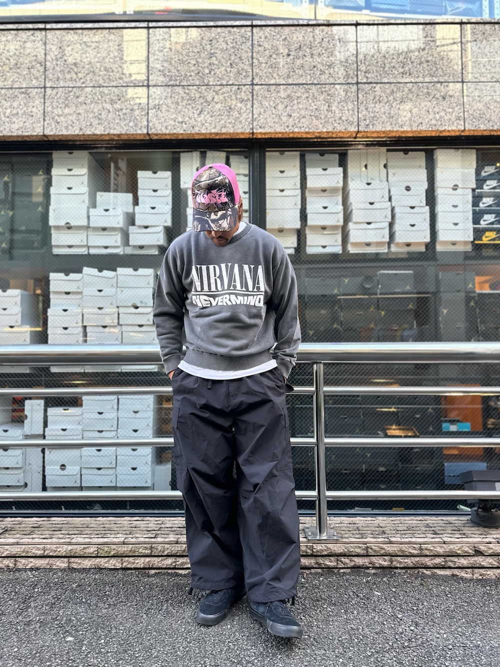 ブラック系のスウェット、グリーン系のカーゴパンツを着用したメンズの秋コーディネートの2枚目の写真