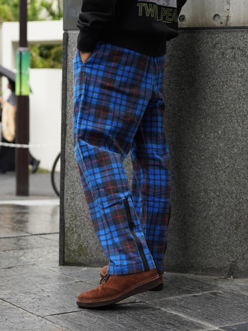 ブラック系のスウェット、ブルー系のその他パンツ、ブラック系のショルダーバッグを着用したメンズの秋コーディネートの5枚目の写真