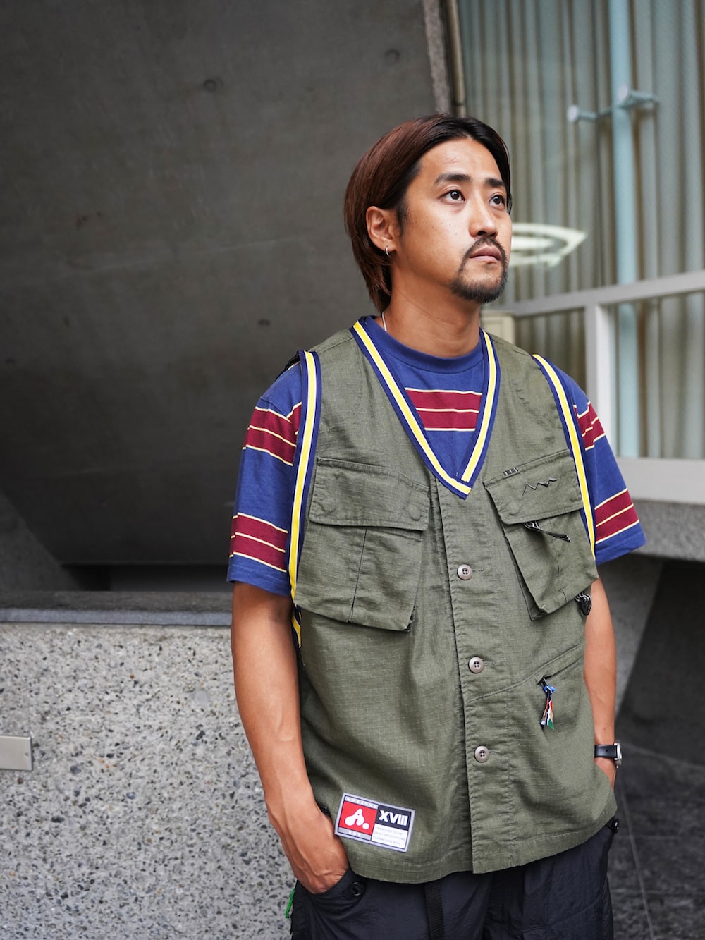ブラック系のその他パンツ、ブルー系のTシャツ/カットソーを着用したメンズの夏コーディネートの2枚目の写真