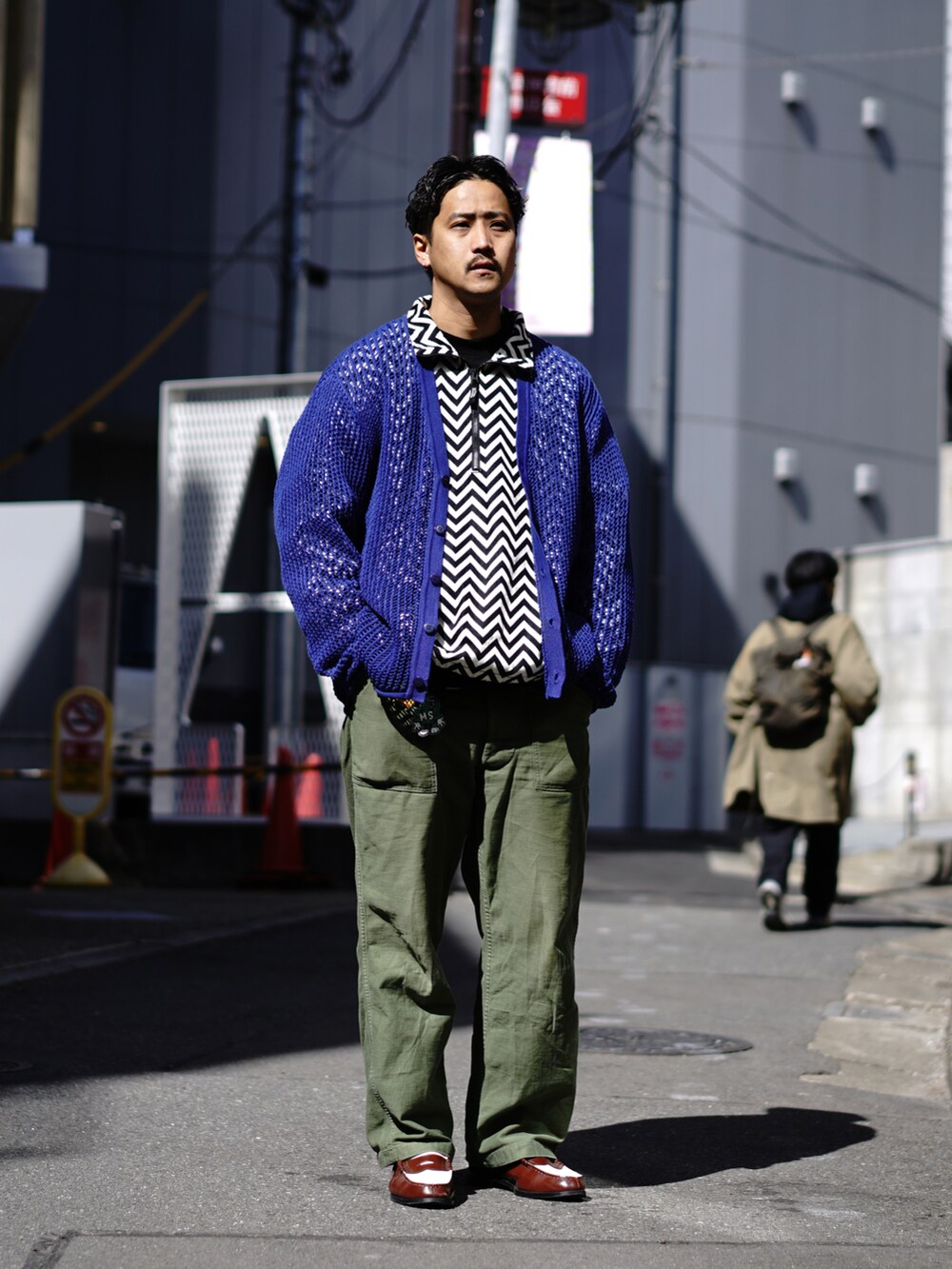 ブルー系のTシャツ/カットソー、ブラック系のブルゾンを着用したメンズの春コーディネートの3枚目の写真