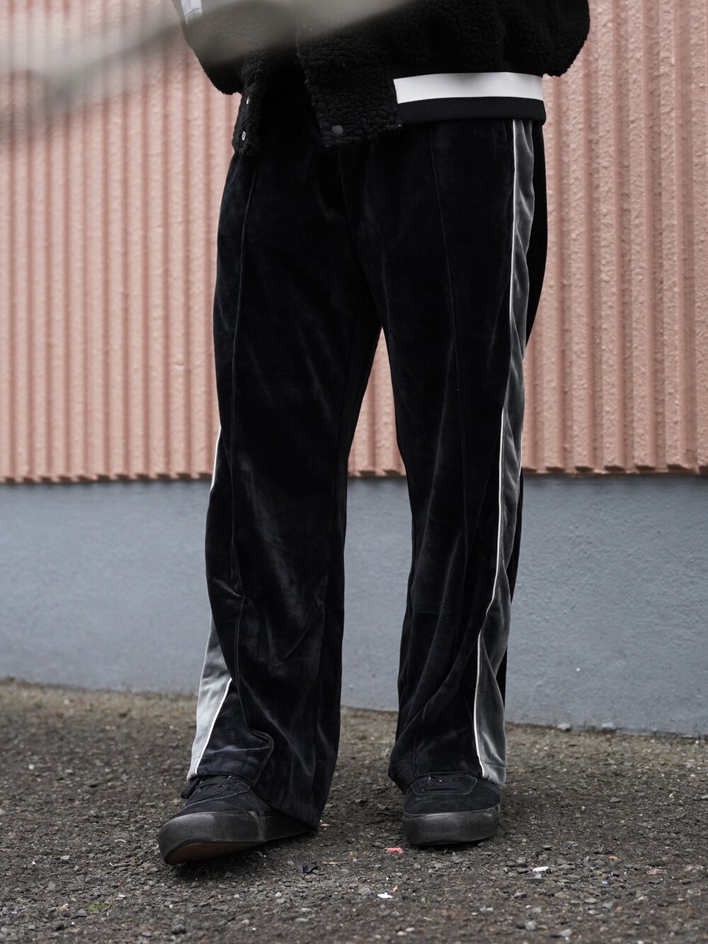 ブラック系のスタジャン、ブラウン系のスウェット、ブラック系のその他パンツを着用したメンズの秋コーディネートの7枚目の写真