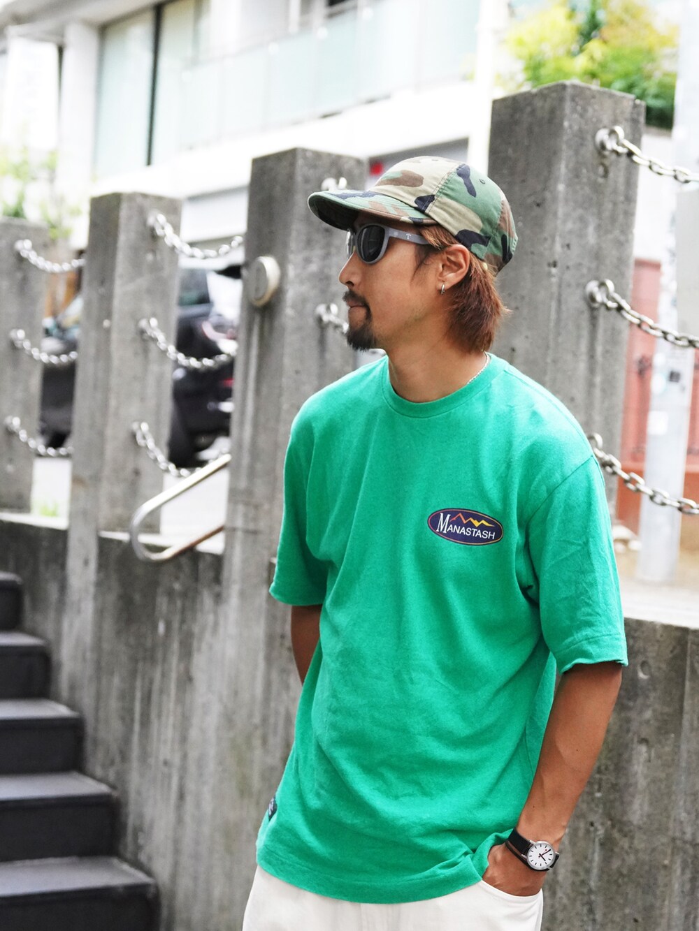 グリーン系のTシャツ/カットソーを着用したメンズの夏コーディネートの2枚目の写真