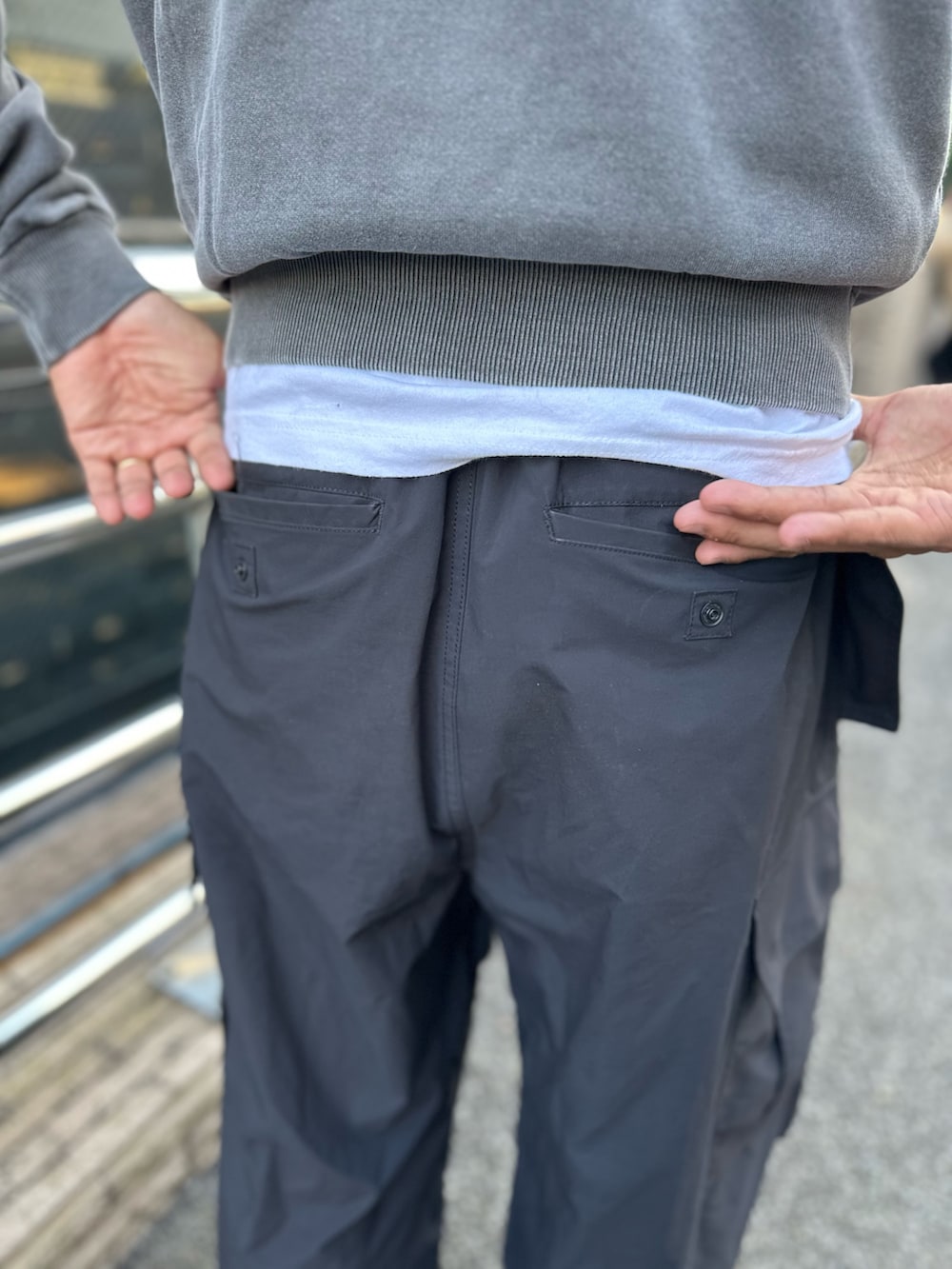 ブラック系のスウェット、グリーン系のカーゴパンツを着用したメンズの秋コーディネートの9枚目の写真